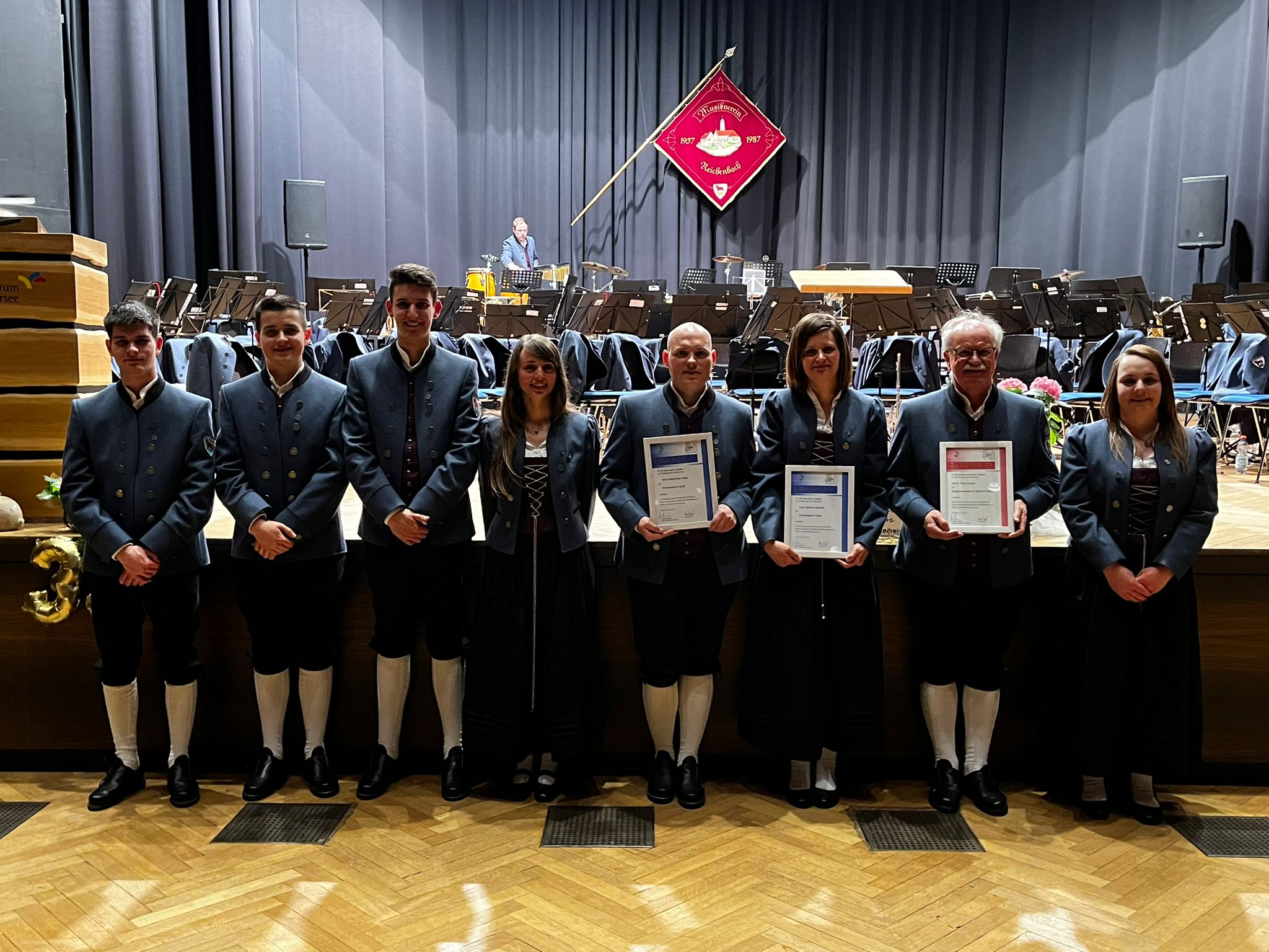 Verdiente Musiker geehrt
Von links nach rechts: Valentin Blaser, Fabian Dudik, Lorenz Blaser, Lena Fesseler, Maximilian
Mast, Sabrina Brändle, Theo Gnann und Sonja Diesch